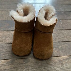 UGG Unisex Erin Booties. Size 4/5. A little worn in the front.